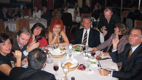 11.12.2004 tarihinde İstanbul'da gerekleştirilen Yeni Yıl Yemeğinden ilk fotoğraflar (c) Pınar Selimoğlu